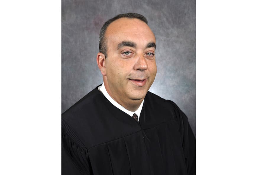 El juez de distrityo Kevin Mullins, en una imagen facilitada por la Corte de Justicia de Kentucky.