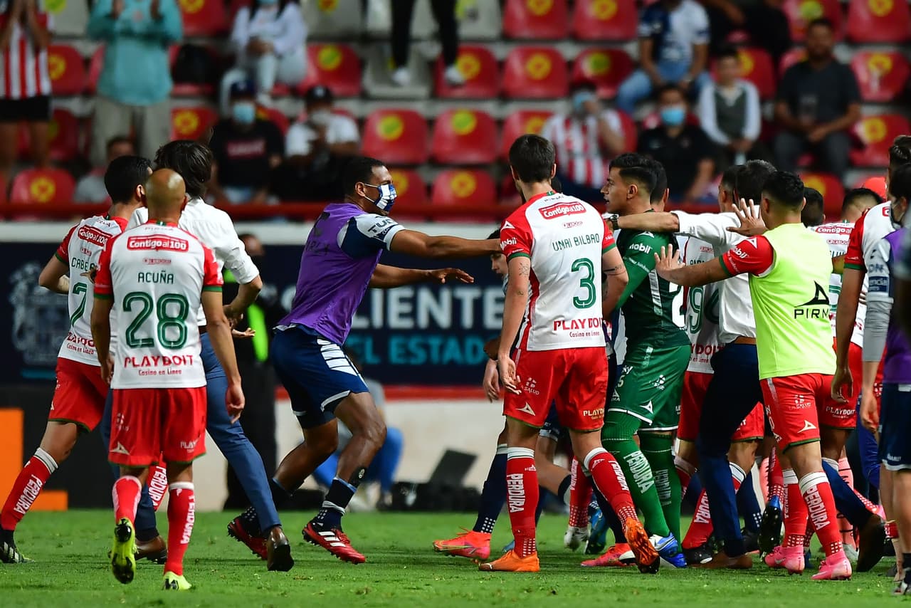 ¡Increíble Trifulca entre Necaxa y Pachuca termina sin amonestados