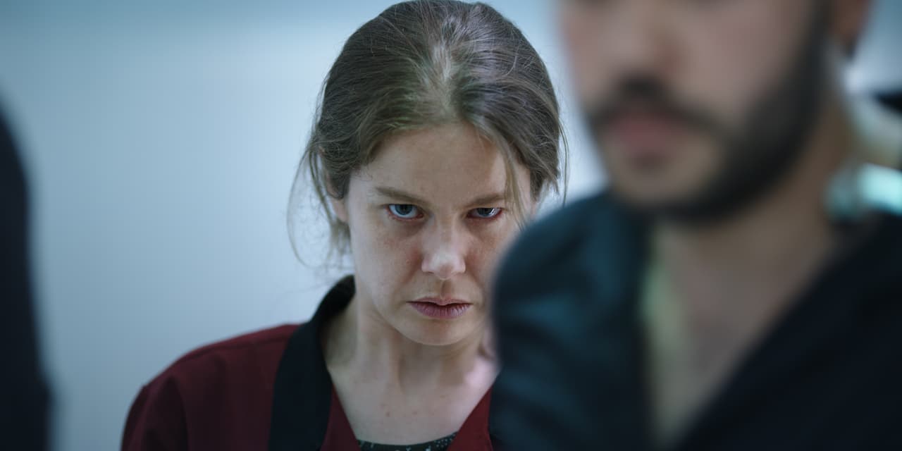 En la serie Fatma hace justicia por propia mano para encontrar a su esposo.