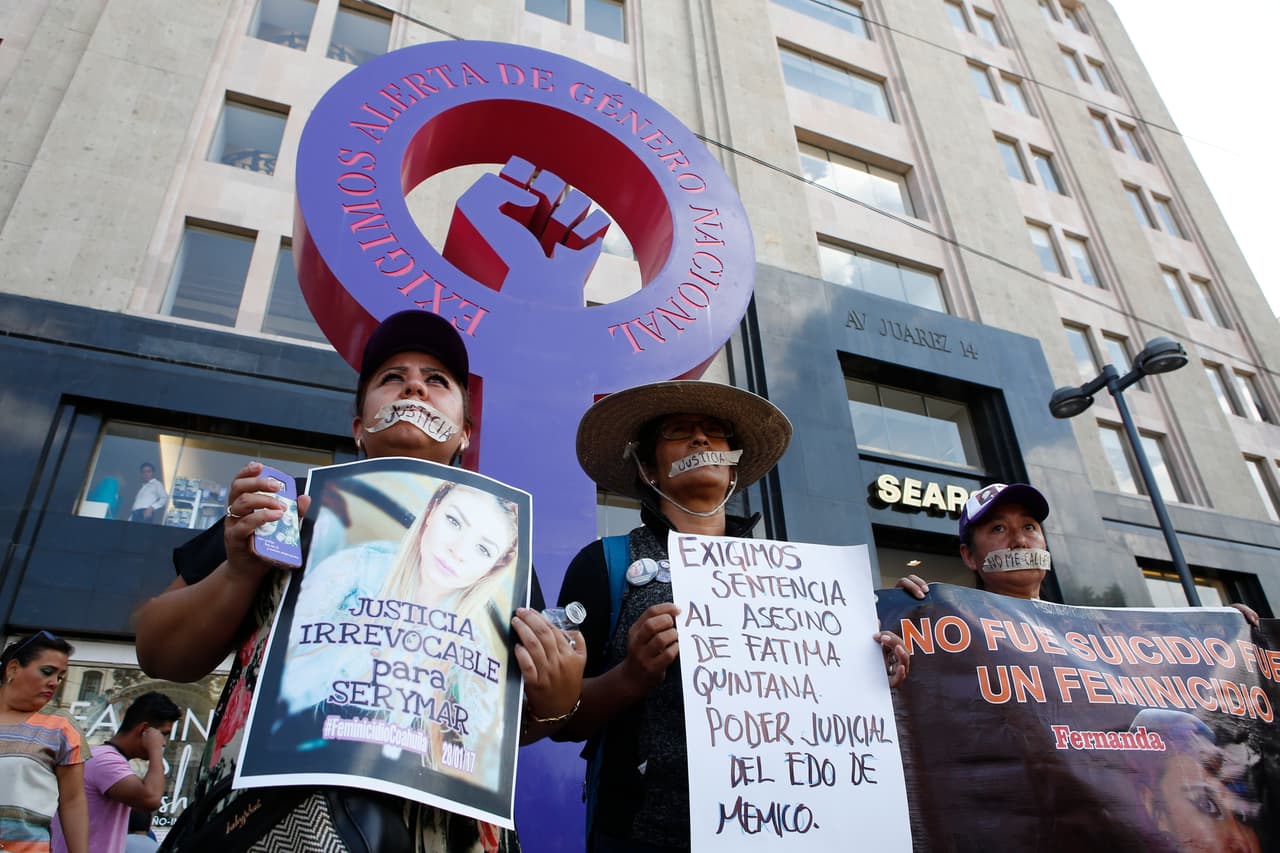 Sandra Soto, a la izquierda, sostiene una fotografía de su hermana asesinada, mientras que Lorena Gutierrez, al centro, carga un letrero sobre su hija asesinada. De acuerdo con estadísticas de Naciones Unidas, 4 de cada 10 mujeres mexicanas experimentarán violencia sexual, tales como manoseos o violaciones, durante su vida. Con frecuencia las mujeres que reportan delitos sexuales son culpabilizadas durante las investigaciones, enfrentando preguntas acerca de qué ropa portaban al ser agredidas y cuántas parejas sexuales han tenido. A menudo las autoridades de salud no recolectan evidencia forense.