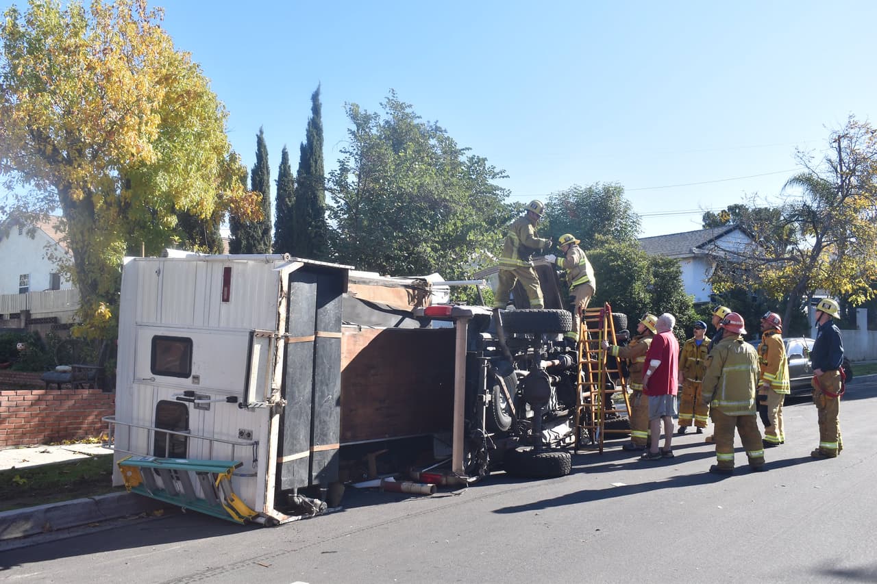 24 de diciembre: una casa rodante se volcó en la cuadra 12300 de W Garber St. El conductor rechazó cualquier tratamiento o ser transporte por el LAFD.