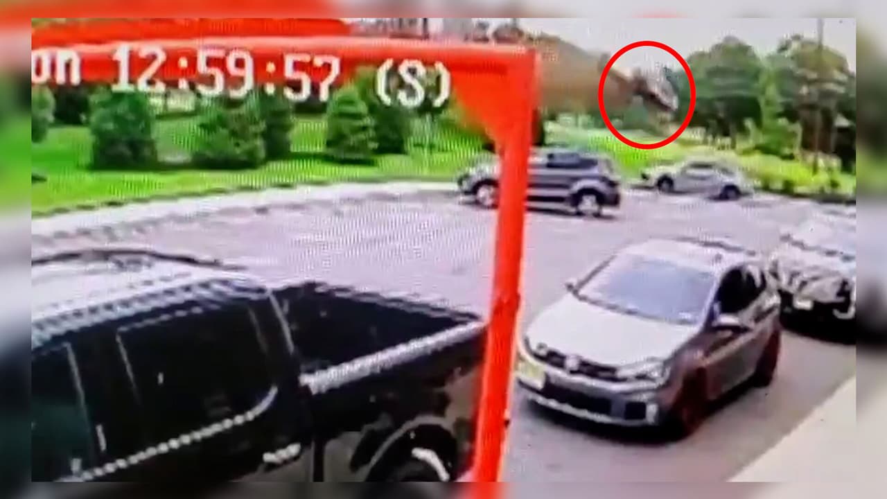 Familia que come en Wendys se salva milagrosamente del impacto de un auto a toda velocidad