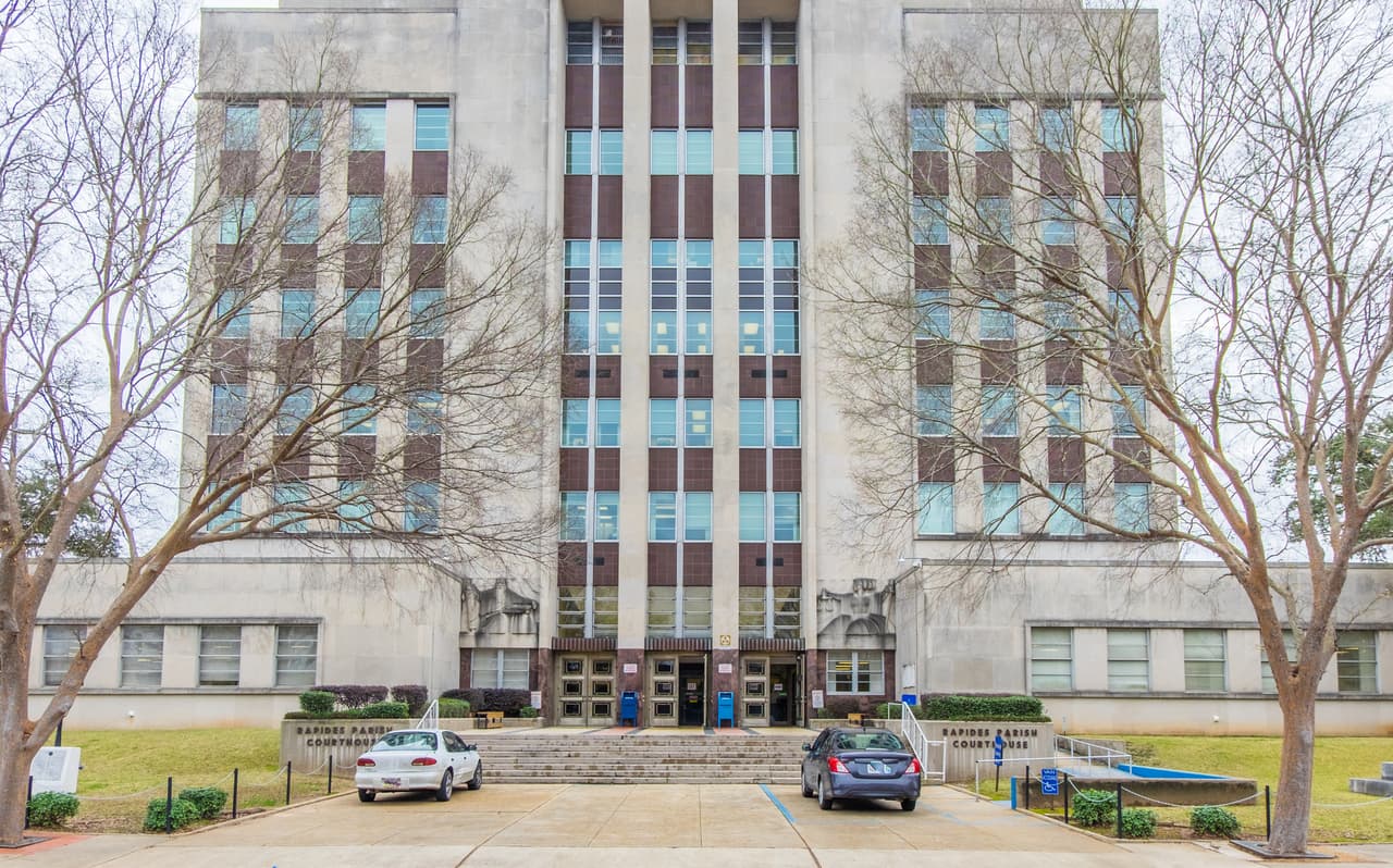 <h3 class="cms-H3-H3">14. Alexandria, Louisiana</h3>
<br>
<br>💸
<b>Ingreso familiar promedio:</b> $47,032
<br>
<br>💸
<b>Tasa de pobreza: </b>19.9%
<br>
<br>💸
<b>Hogares con ingresos anuales menores a $10,000: </b>7.5%
<br>
<br>💸
<b>Adultos con educación universitaria: </b>21.6%
<br>
<br>💸
<b> Tasa de desempleo (2021): </b>7.0%
<br>