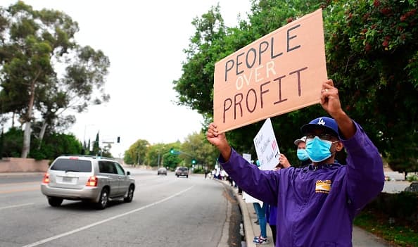 La orden del gobernador suspende las cirugías en los hospitales de los condados de Bexar, Dallas, Harris, Travis, 
<b> </b>Cameron, Hidalgo, Nueces y Webborde.