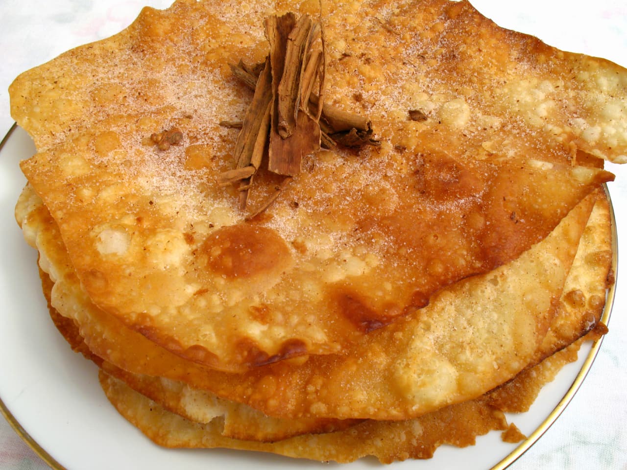 Buñuelos. Tal vez los relacionas con la época navideña, sin embargo no solo en ese tiempo puedes comerlos. No te los pierdas desde ahora, pues son deliciosos y maravillosos. Los ingredientes para la receta son: harina, mantequilla, huevos, piloncillo, anis o canela, leche y polvo para hornear.