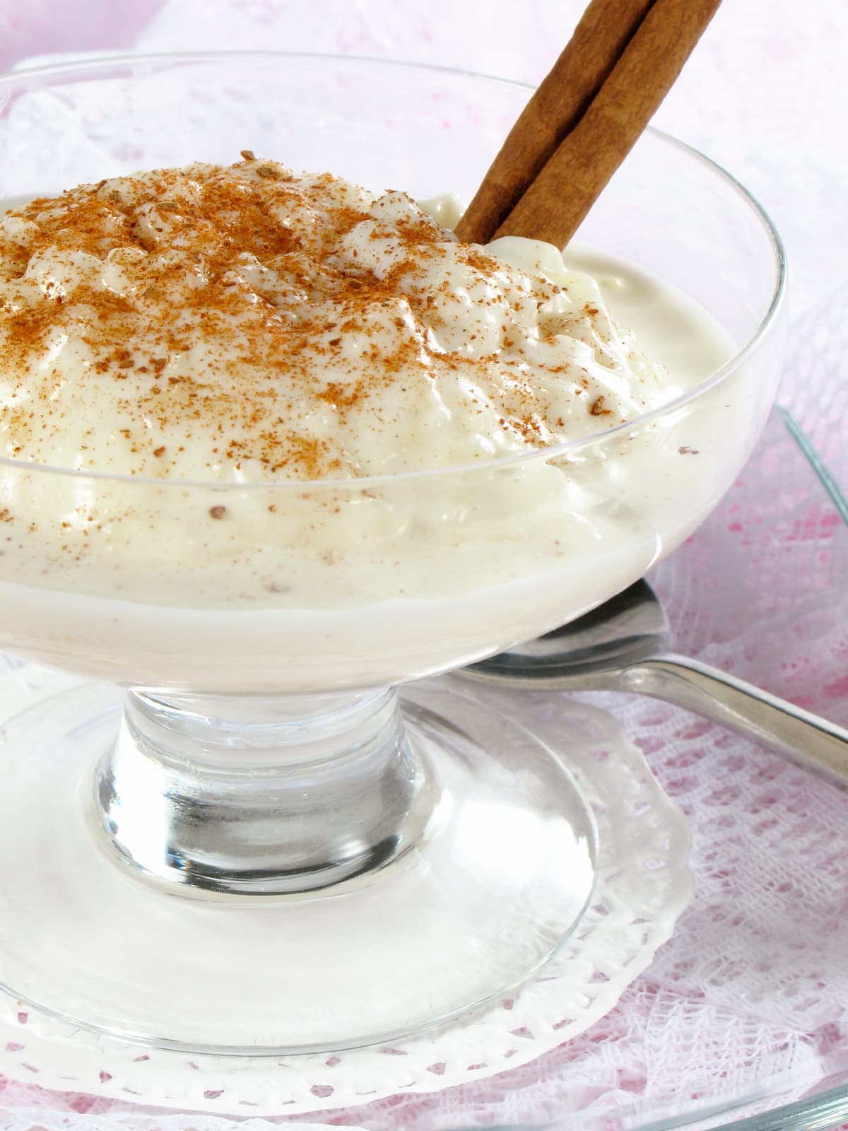 Ya que está en la cacerola debes agregar la vainilla, mezclar los ingredientes y agregar también la leche ya hervida. Los adornos que hacen delicioso el postre son las pasas y la canela que dan un sabor tan particular que lo terminarás amando.