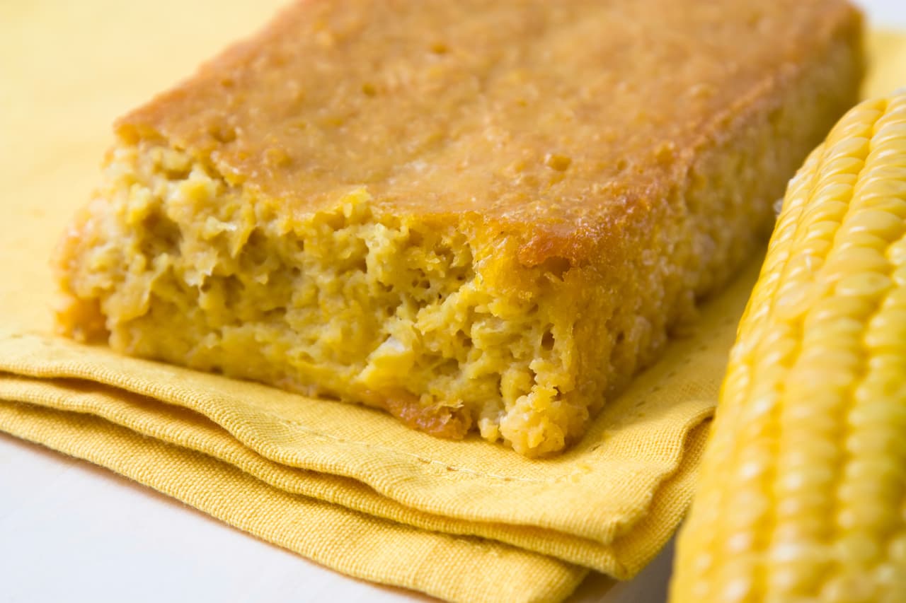 Pan de elote. Este postre es delicioso y es ideal para las tardes en las que se puede acompañar con un café o chocolate muy calientito. Para hacer esta receta necesitas: harina, polvo para hornear, maíz dulce, leche condensada, margarina y huevos.