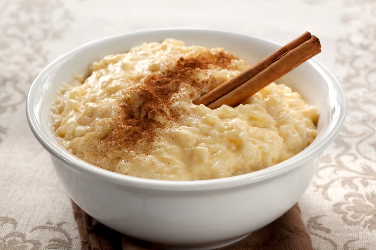 Arroz con leche. Qué te parece prepara un arroz con leche, aunque quizás no sea un platillo mexicano de nacimiento, es uno de los postres preferidos.