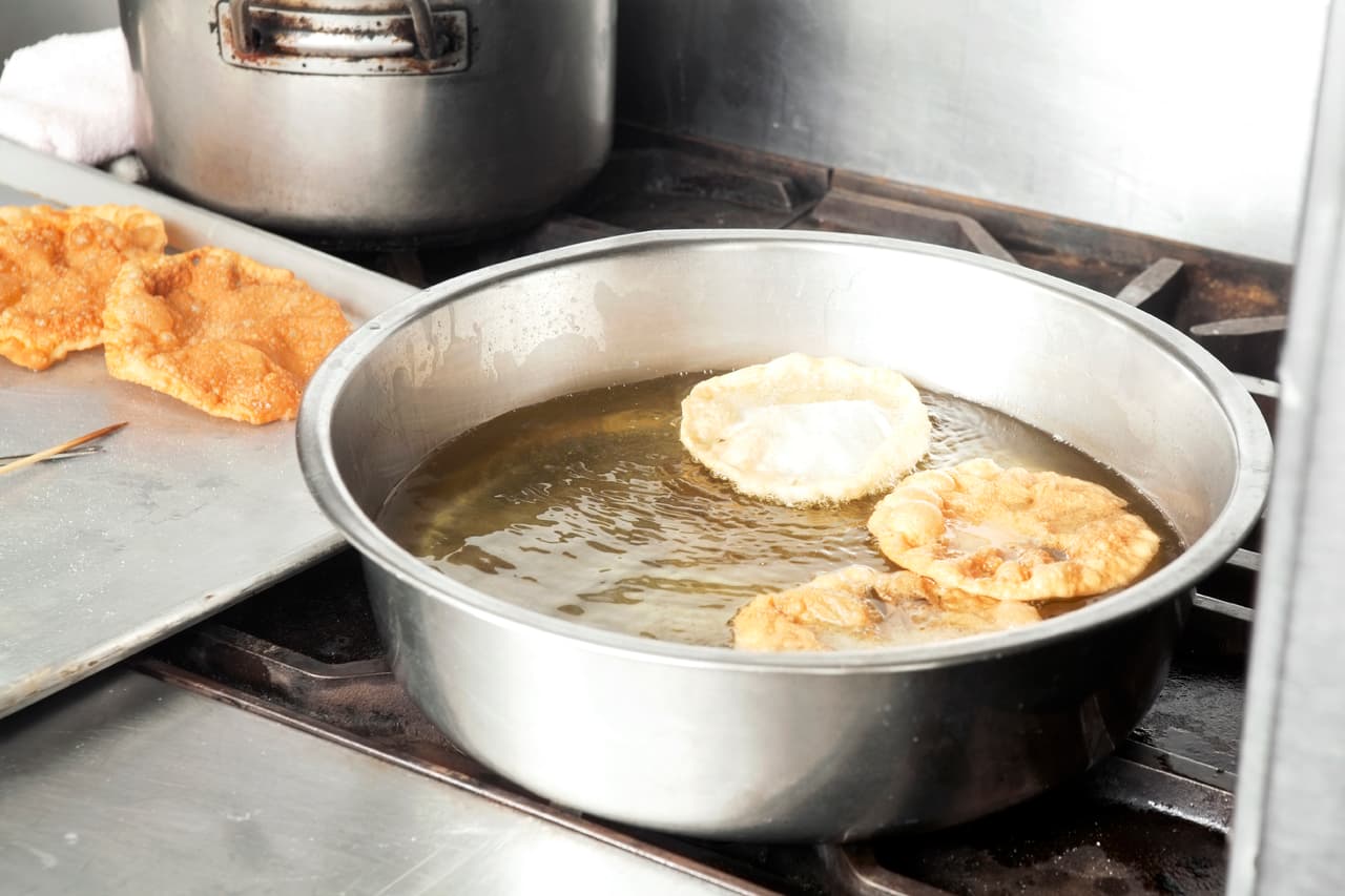 Para prepararlos primero mezcla la harina con los huevos y la mantequilla. Después agrega la leche al piloncillo con anis o canela y añade el polvo de hornear, cuida que quede manejable para que no tengas problemas a la hora de usar el rodillo.