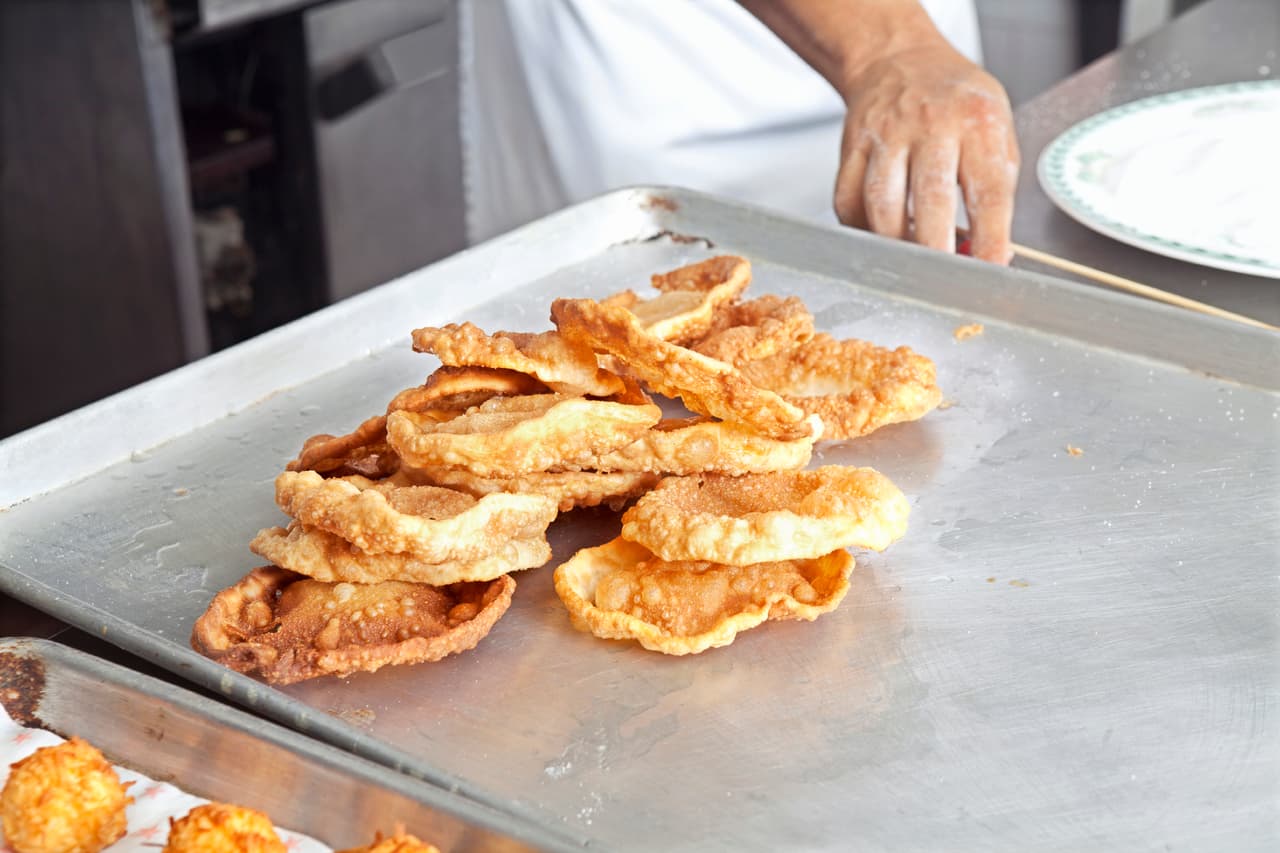 Cuando ya tengas la masa has bolitas del tamaño de una pelota de tenis y extiéndelas en la mesa sobre una capa de harina para que no se pegue tanto al rodillo como a la mesa. Ahora extiéndelos y ponlos a freír en aceite bien caliente, si te gustan muy dulces puedes darles un toque de azúcar o canela cuando estén muy calientes. Acompañados de un chocolate muy delicioso.
