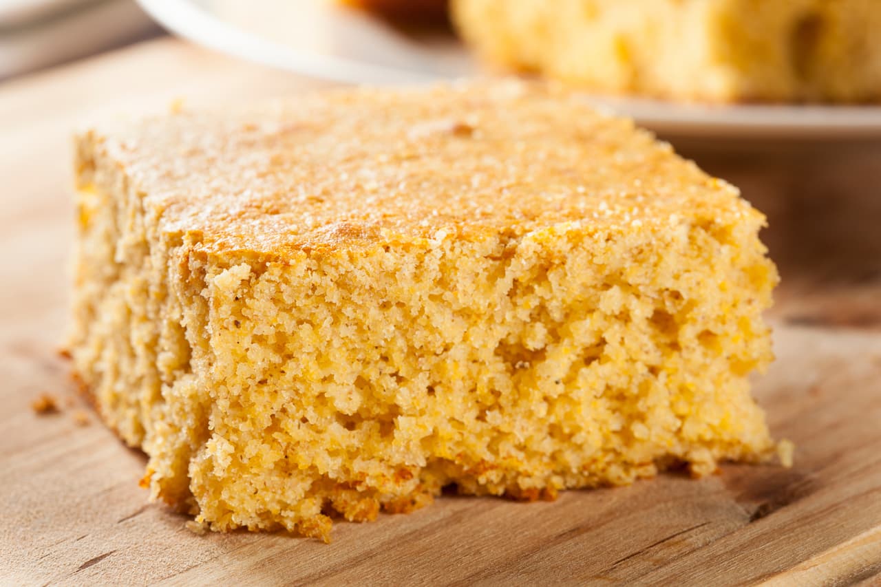 Empieza la receta licuando todos los ingredientes hasta conseguir una mezcla homogénea. Después engrasa un molde y vierte todo el contenido de la licuadora.