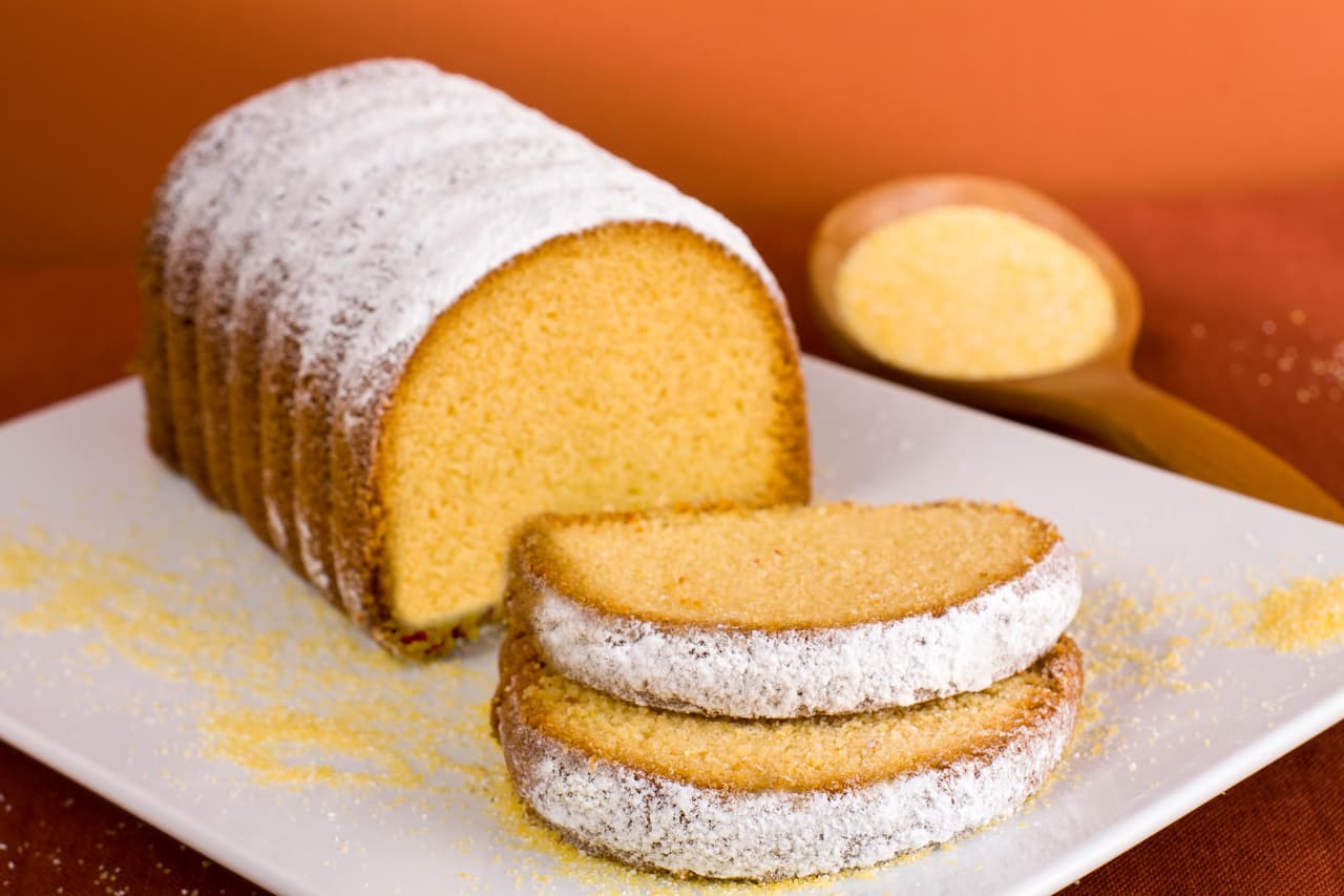 Ahora hornea por unos 30 minutos o hasta que al introducir el cuchillo, este salga limpio. Por último saca del horno y espera que enfríe un poco para que puedas desmoldar.