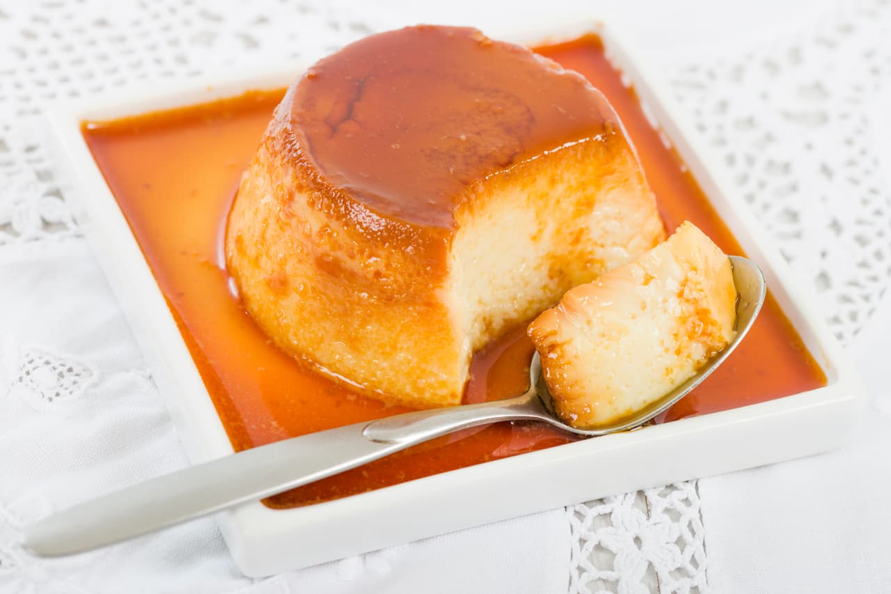 Flan. El flan casero es una deliciosa, nadie se puede negar a este postre. Los ingredientes que necesitas son: leche, vainilla, yemas de huevo, azúcar glass, azúcar morena y agua.