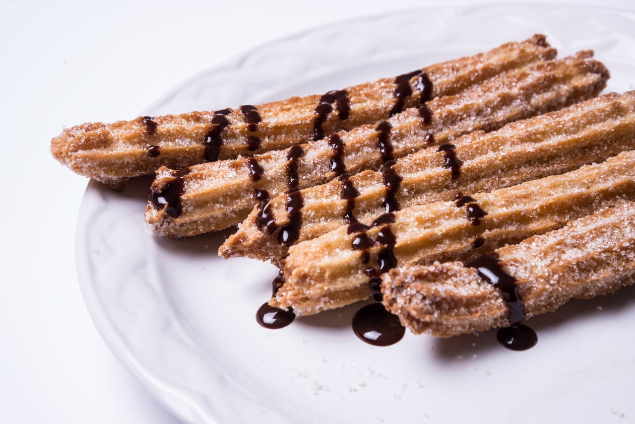 Churros. Los churros son muy parecidos a los buñuelos tanto en sabor como en su preparación. Así que no demores más y cosiente a tu familia con unos. Los ingredientes son: agua, sal, mantequilla, harina, extracto de mantequilla, leche condensada, aceite y azúcar.