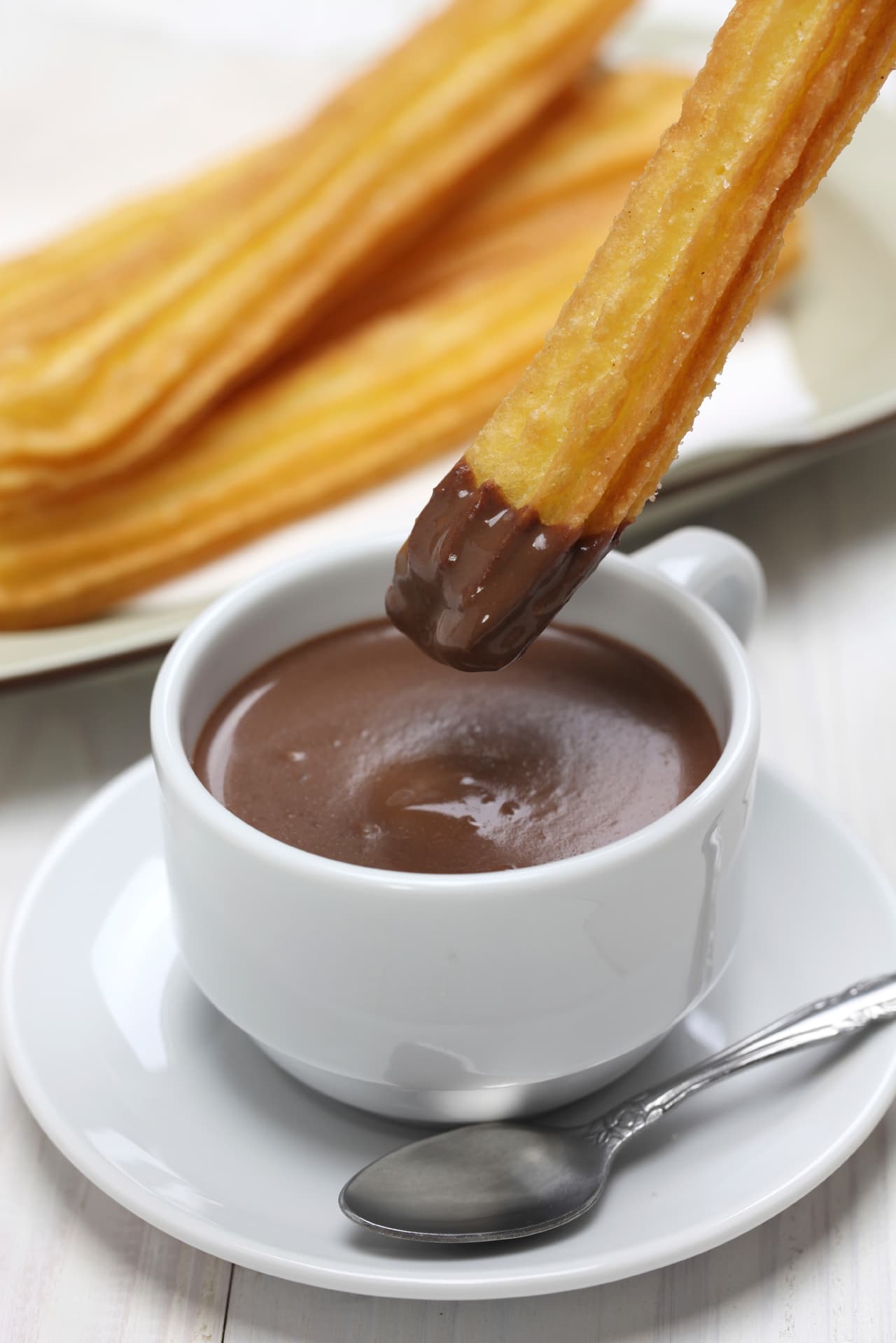 En una cacerola coloca el agua con la sal y la mantequilla. Cuando este hirviendo agrega poco a poco la harina y mezcla muy bien, ahora agrega el extracto de vainilla y la leche condensada y mezcla hasta formar una masa.