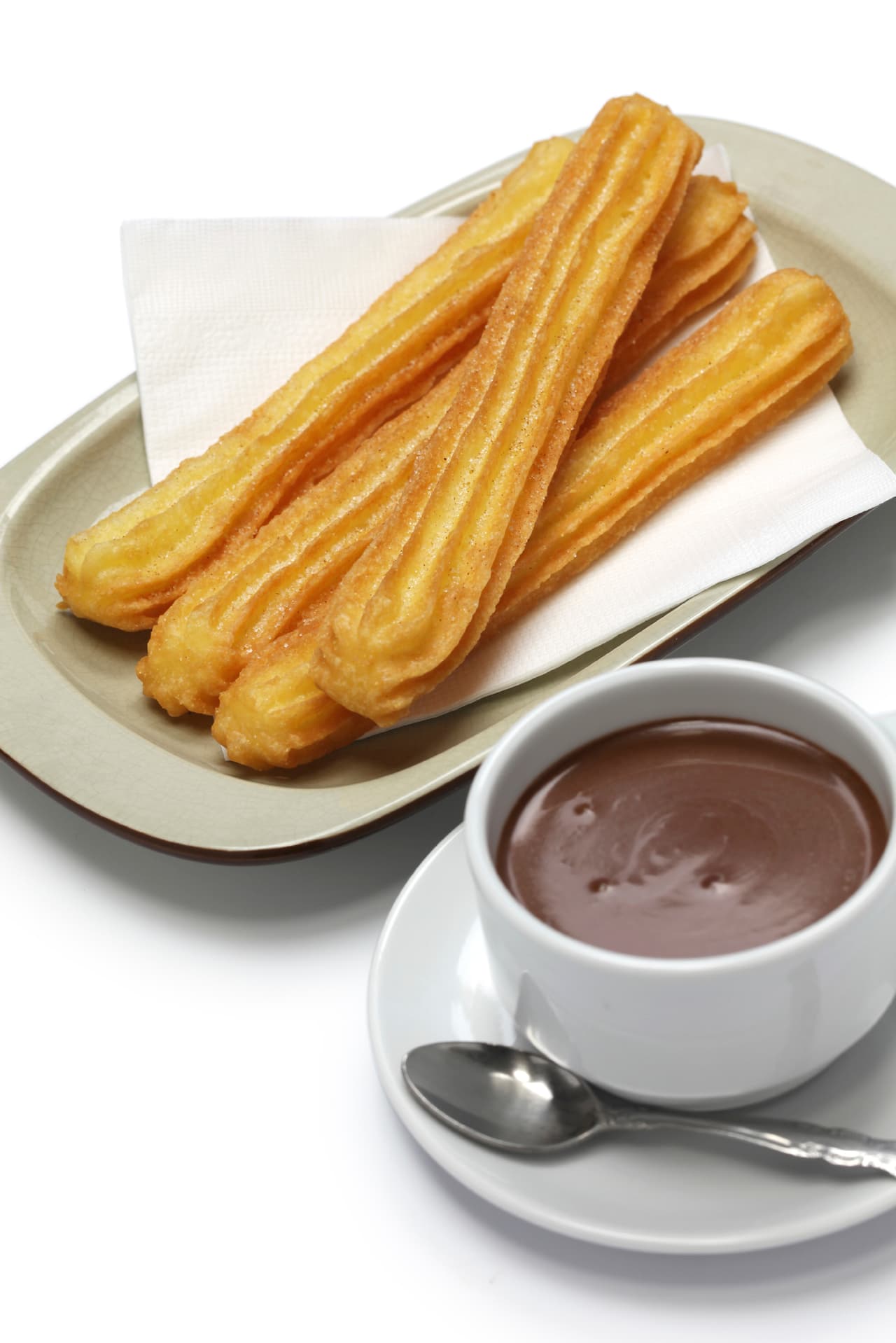 Pon en una cacerola el aceite para freír y ve colocando ahí los churros, después déjalos escurrir un poco en papel absorbente y espolvoréalos con el azúcar. ¡Delicioso!