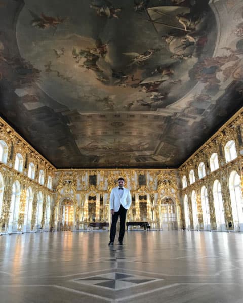 En esta imagen se encuentra en el 'Palacio Catherine', el cual se encuentra en la Ciudad de San Petersburgo.