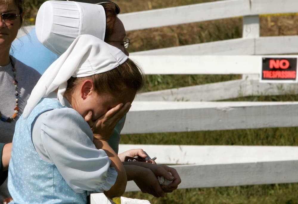 La tranquilidad de una comunidad amish próxima a Filadelfia, Pennsylvania, se vio alterada el 2 de octubre de 2006 cuando Charles Carl Roberts asaltó una pequeña escuela y mató a tiros a cinco niñas. Antes de suicidarse, dejó heridas a otras cinco jóvenes.