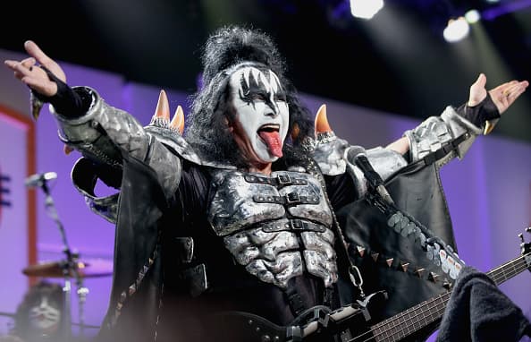 <b>Gene Simmons</b>, el bajista de Kiss, desató una polémica entre sus seguidores (y los que no lo son) por una serie de declaraciones en torno al papa Francisco y las religiones.