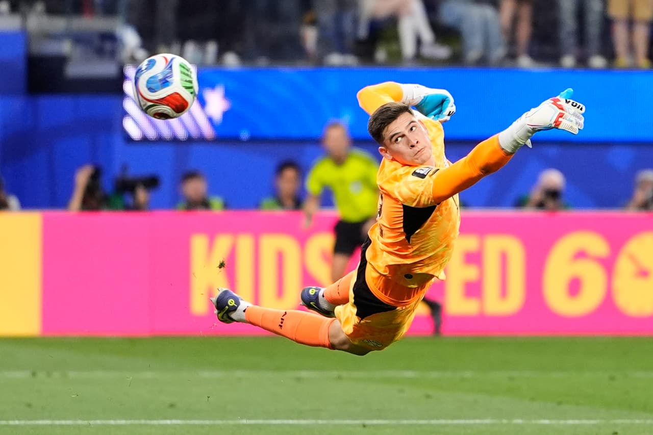 El portero de Paraguay, Orlando Gill, aparece en el aire al no lograr detener un gol de Giovanni Reyna, de Estados Unidos.