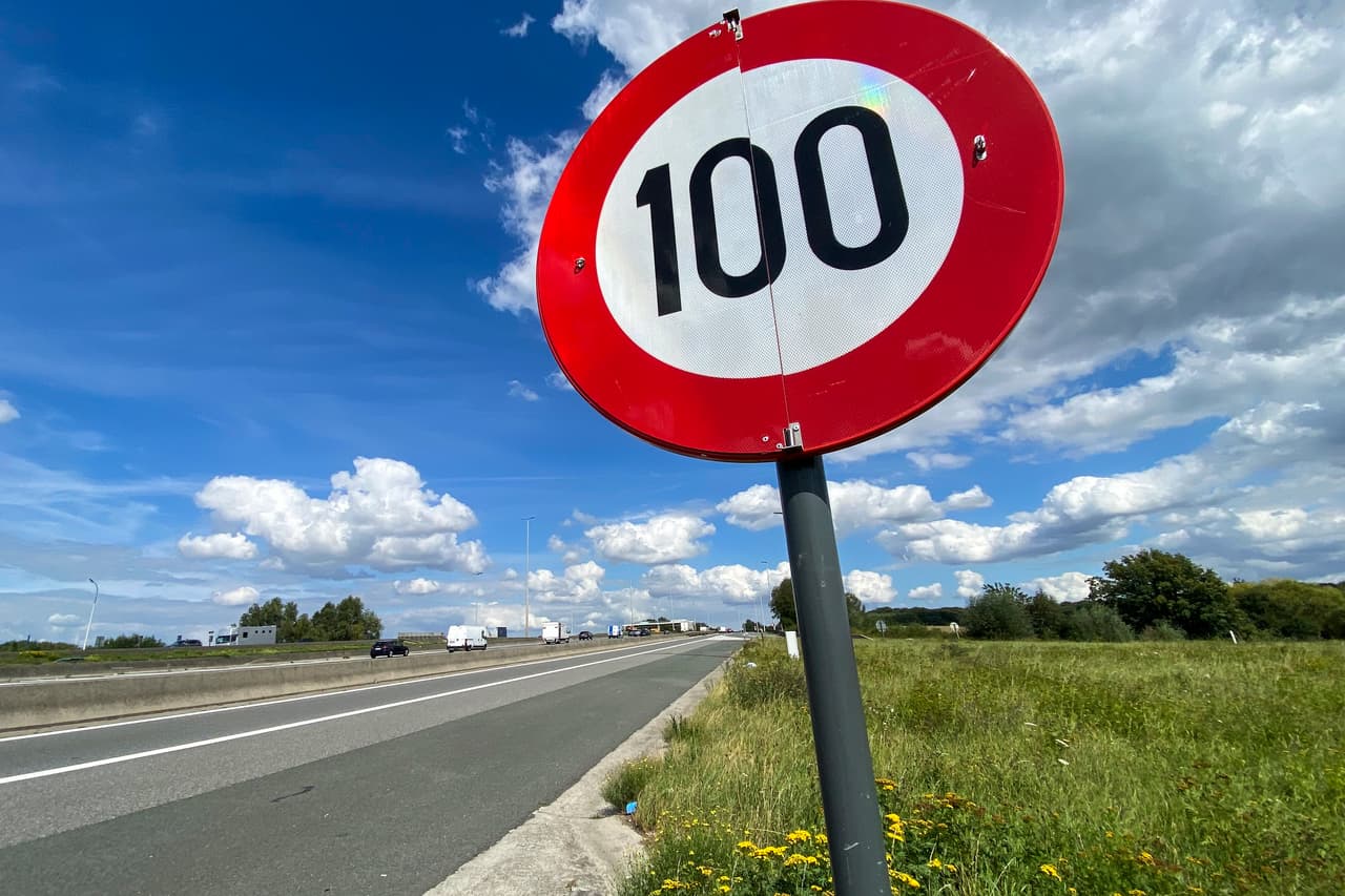 Asegúrese de que los niños viajan asegurados y que el resto de los pasajeros utilizan su cinturón de seguridad. Si tiene problemas con el auto, salga de la carretera lo más lejos posible. No se detenga en curvas. Llame de inmediato a servicio para que puedan auxiliarlo y remover el automóvil del camino.