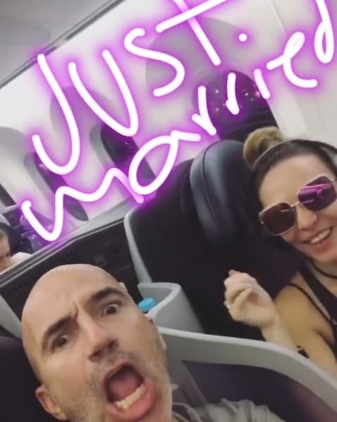 Ahora sí arriba del avión, aunque estaban cansados no pararon de reír. Erika bromeó con que su esposo ya no le aguantaba sus bromas.