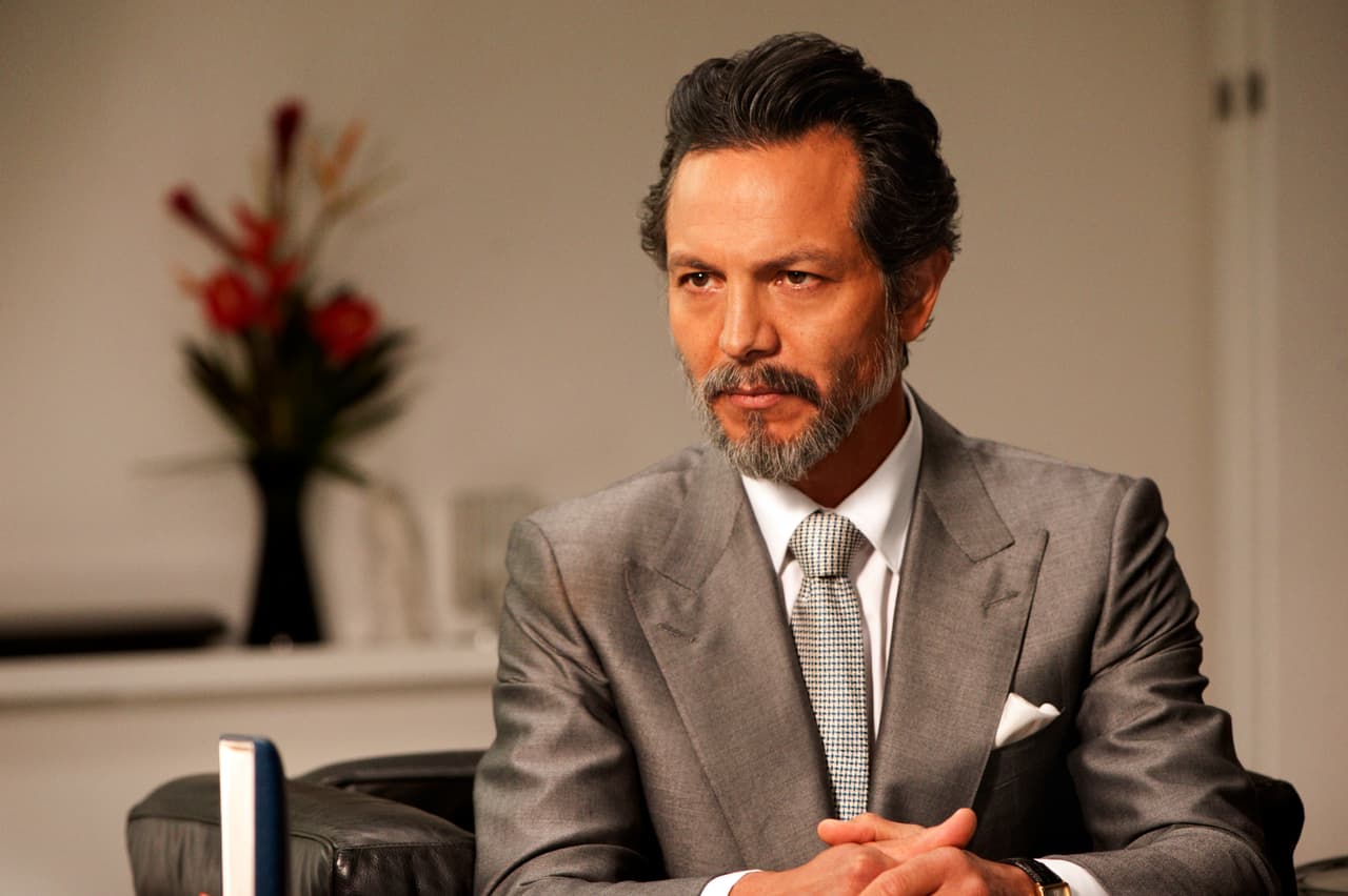Benjamin Bratt hace una memorable actuación dentro de este elenco estelar.