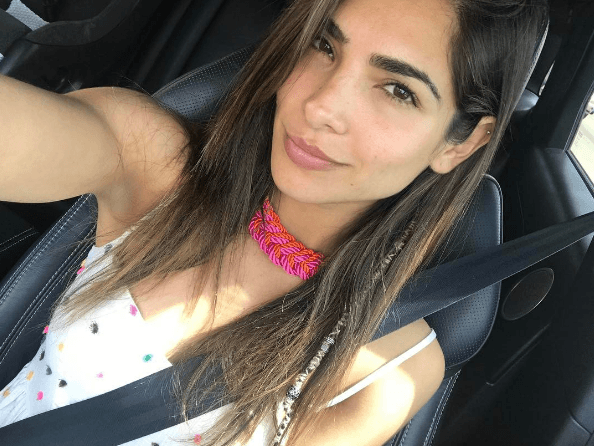 Alejandra por su parte, muestra a sus seguidores lo mucho que le gusta el género regional mexicano.