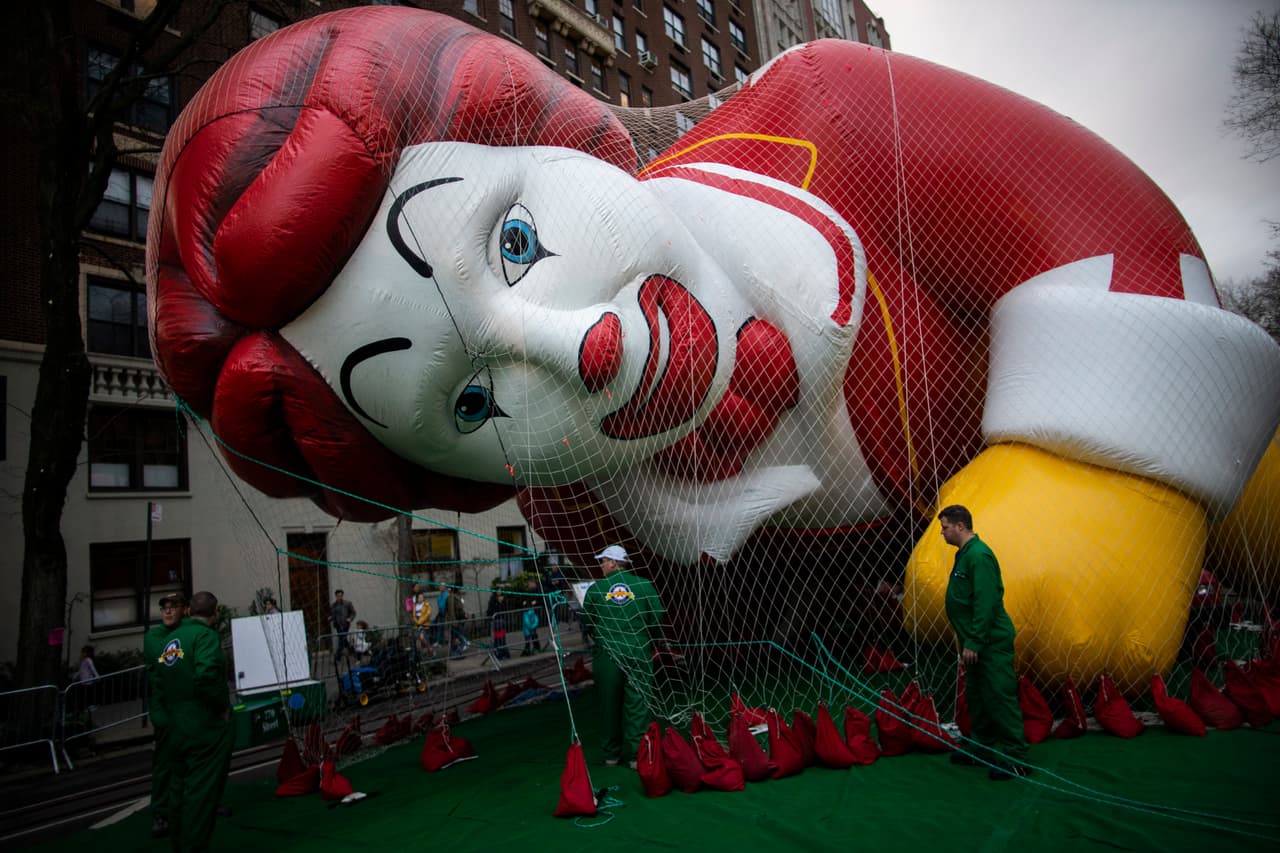 El globo de Ronald McDonald contenido por una red mientras era inflado.