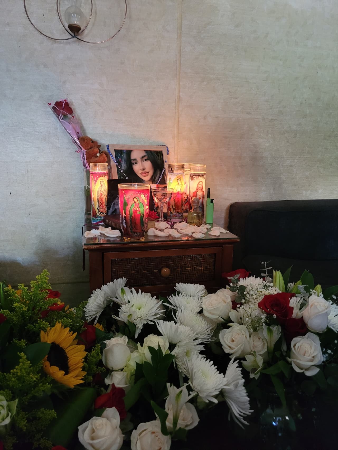 El sábado 19 de julio, cerca de las 11 de la noche, 
<b>Marcela Herrera, de 22 años, y su prometido Mauricio Leyva </b>fueron atropellados mientras cruzaban la calle en la intersección de 
<a href="https://www.univision.com/local/chicago-wgbo/piden-ayuda-para-dar-con-el-conductor-que-atropello-mortalmente-a-una-joven-en-pilsen-video" target="_blank">Ashland y Cullerton, en el vecindario de Pilsen,</a> Chicago. Ambos salían del Festival de Tacos y Tamales, donde Marcela acababa de terminar su jornada como colaboradora. El conductor del vehículo se dio a la fuga.