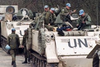 La ONU confirmó que un grupo armado de rebeldes sirios tiene retenidos a 48 cascos azueles en la frontera de Siria e Israel.
