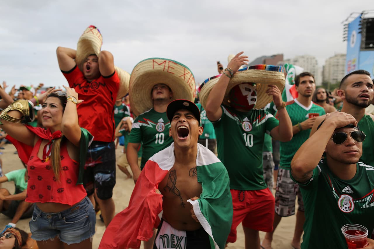 Un aficionado mexicano reacciona mientras observa el partido de su selección contra Camerún en la zona del FIFA Fan Fest en la playa de Copacabana, en Río de Janeiro, Brasil en 2014.