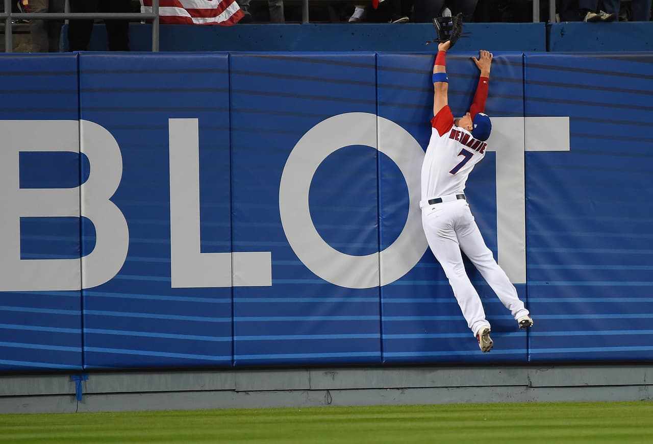 Enrique Hernández intentó atrapar el batazo de Kinsler, pero este lo superó.