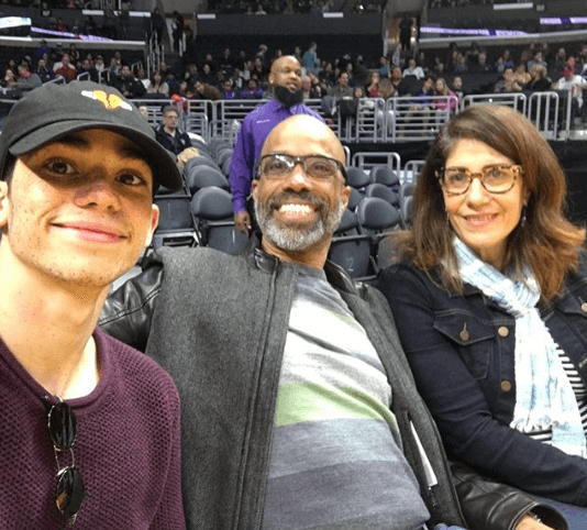 Libby Boyce, la madre del actor, afirmó que su hijo nunca permitió que 
<b><a href="https://www.univision.com/noticias/salud/confirman-que-cameron-boyce-tuvo-una-muerte-repentina-por-epilepsia-explicamos-por-que-esas-convulsiones-pueden-ser-mortales" target="_blank">la epilepsia mandara en su vida. </a></b>