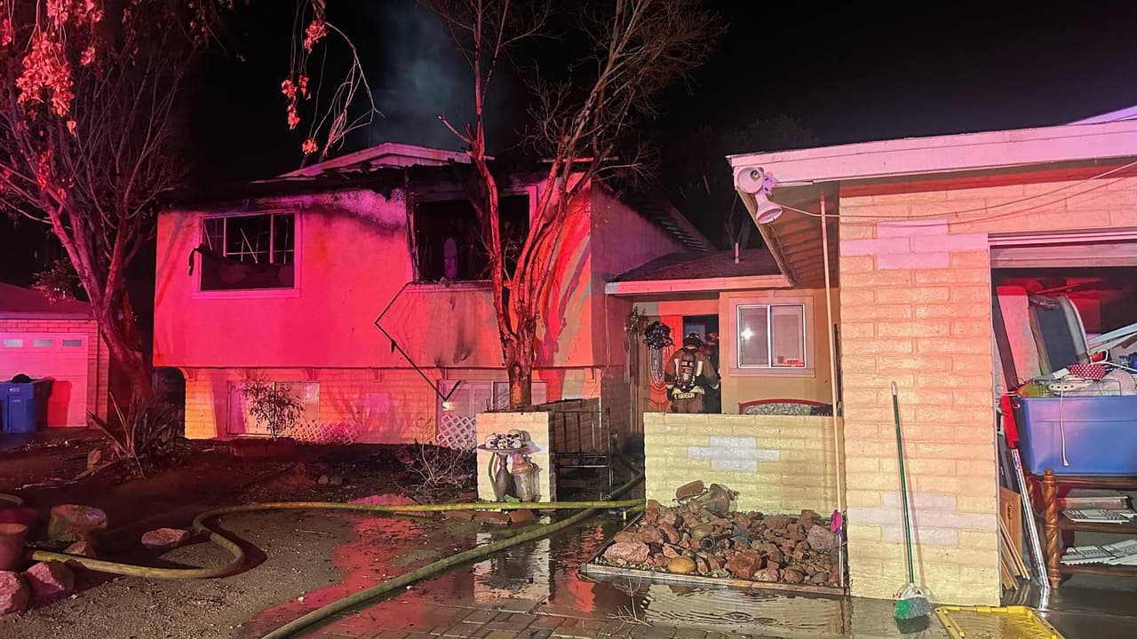 Bomberos de Phoenix y Glendale recibieron informes alrededor de la 1:45 a.m. Al llegar al lugar los equipos encontraron humo denso y llamas saliendo por las ventanas del primer piso.