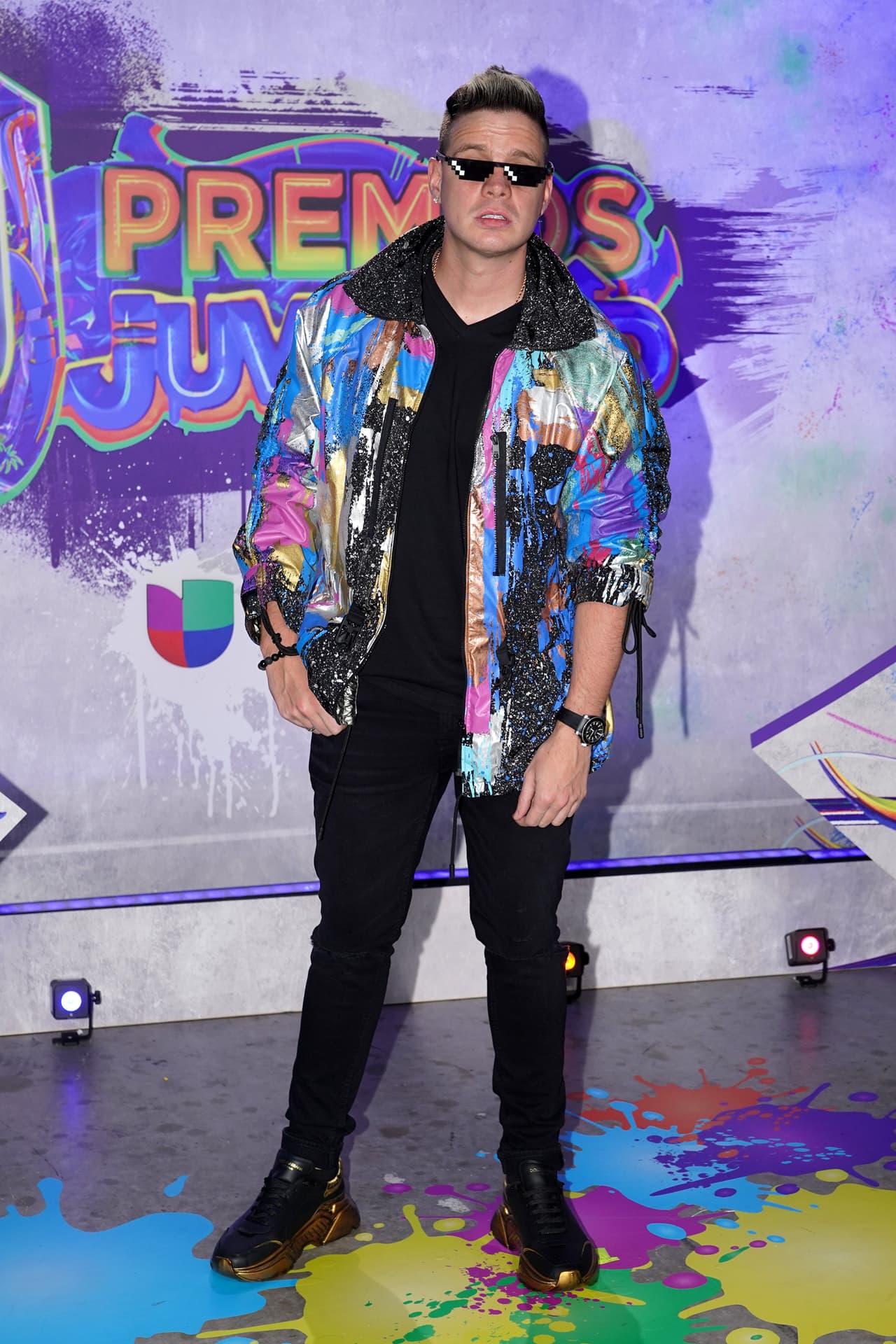 El influencer, actor, cantante y comediante venezolano,
<b>Marko</b> llegó a la fiesta de Premios Juventud 2021 con un outfit negro y una chaqueta multicolor que combinaba a la perfección con la temática de la ceremonia de premiación.