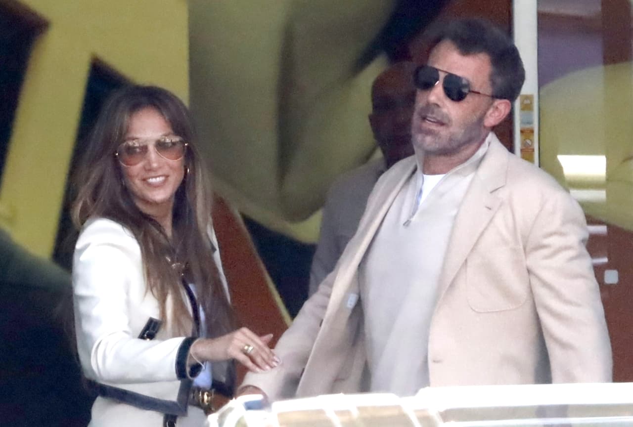 "
<b>Fue tomado sin permiso</b>. Punto. Y quienquiera que lo haya hecho se aprovechó de nuestro momento privado", habría escrito JLo en un comentario de Instagram que fue compartido por la cuenta de fans @jlow0rld y retomado por el portal de la revista People.
<br>