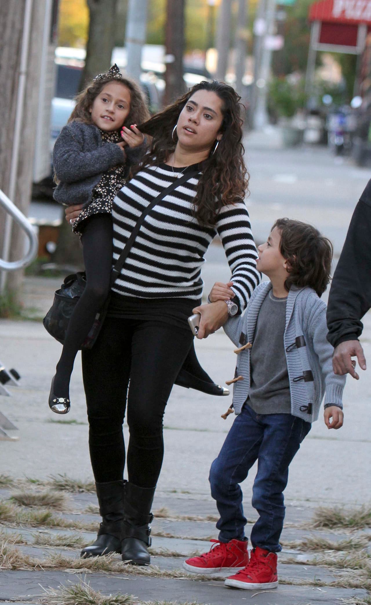 Tiana luego se hizo cargo de los pequeños.