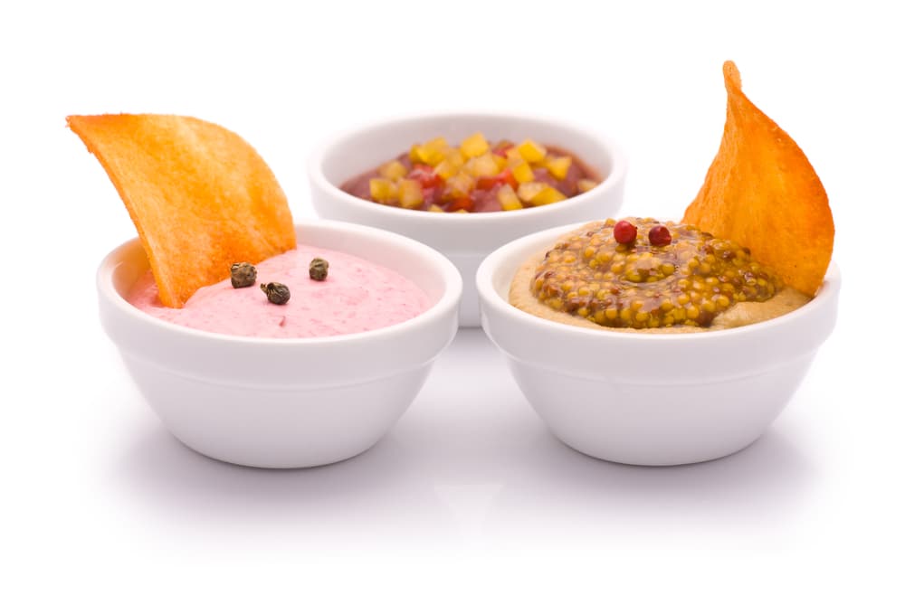 Necesitas 2 cucharadas de mostaza en polvo, 1 cucharadita de especias cajun en polvo y 1/2 cucharadita de azúcar.