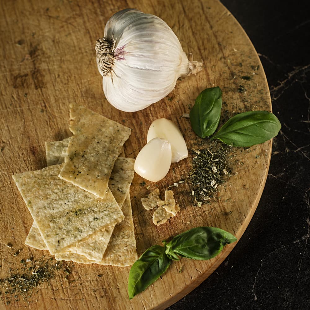 Mientras están las papas comienza a combinar en un tazón los ingredientes del sabor que hayas elegido para tu reunión de ese día, ya sea ajo, cebolla o mostaza.