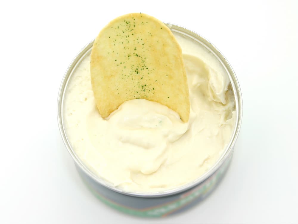 Lleva los siguientes ingredientes 2 cucharadas de queso parmesano, 2 cucharadas de cebolla en polvo, 2 cucharadas de cebollín fresco picado, 1 cucharadita de azúcar morena y un 1/4 de cucharadita de pimienta molida.