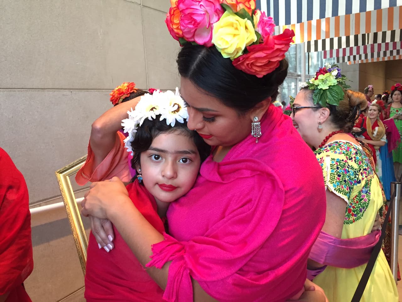 "Creo que se necesitan más eventos de este tipo", dijo 
<b>Blanca de la Rosa, </b>oriunda de Monterrey, quien fue con su hija 
<b>Alianna Torres, de 10 años. </b>
<br>"Ayer vine a la exhibición y vi mucho más gente de origen hispano. Para mí es muy bueno porque normalmente no miras a muchos hispanos en los museos y creo que es necesario", acotó De la Rosa.