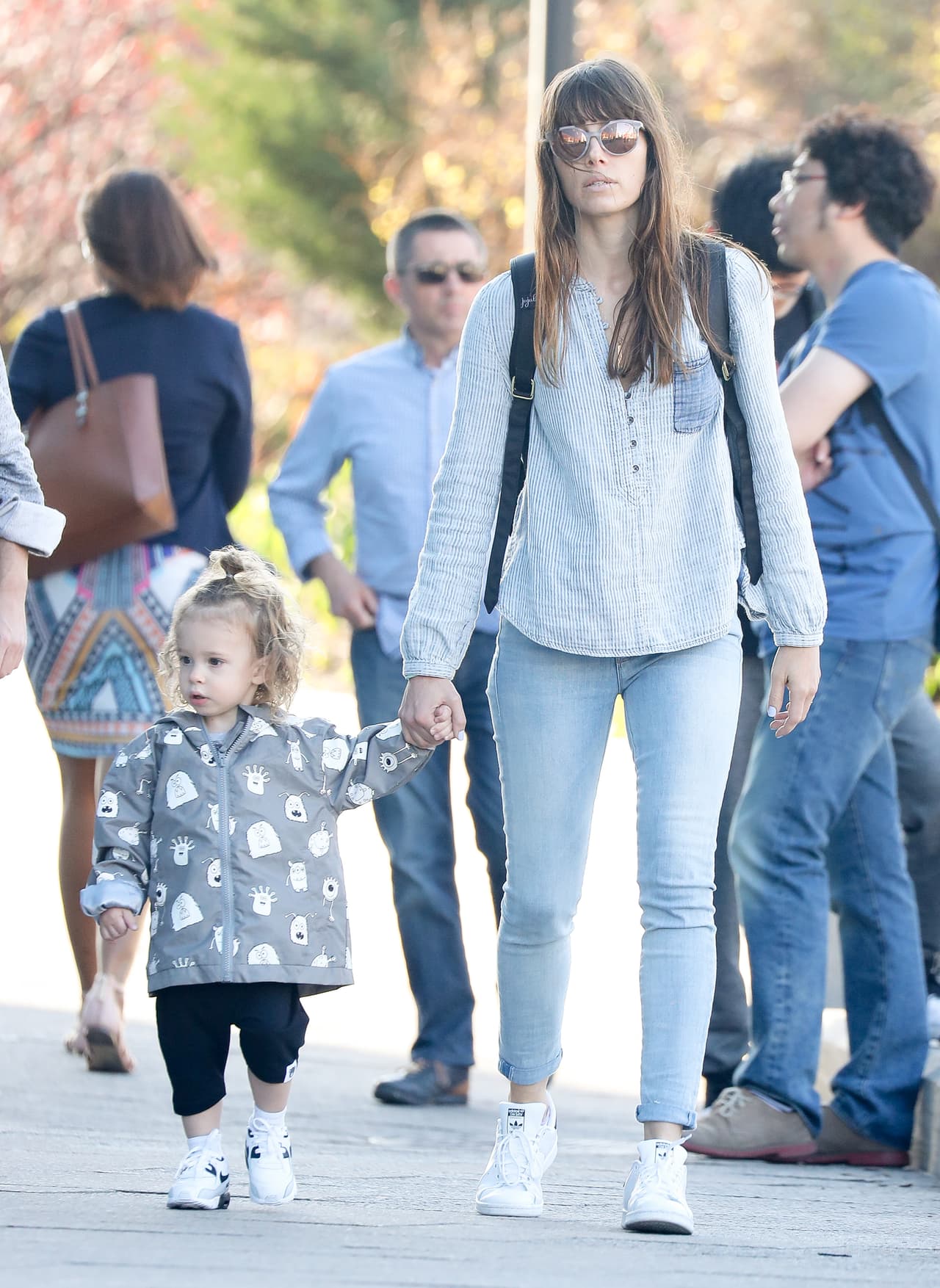 Silas Randall Timberlake, hijo de Jessica Biel y Justin Timberlake, paseó con su mamá con mucho estilo el 17 de abril en Chelsea, Manhattan.