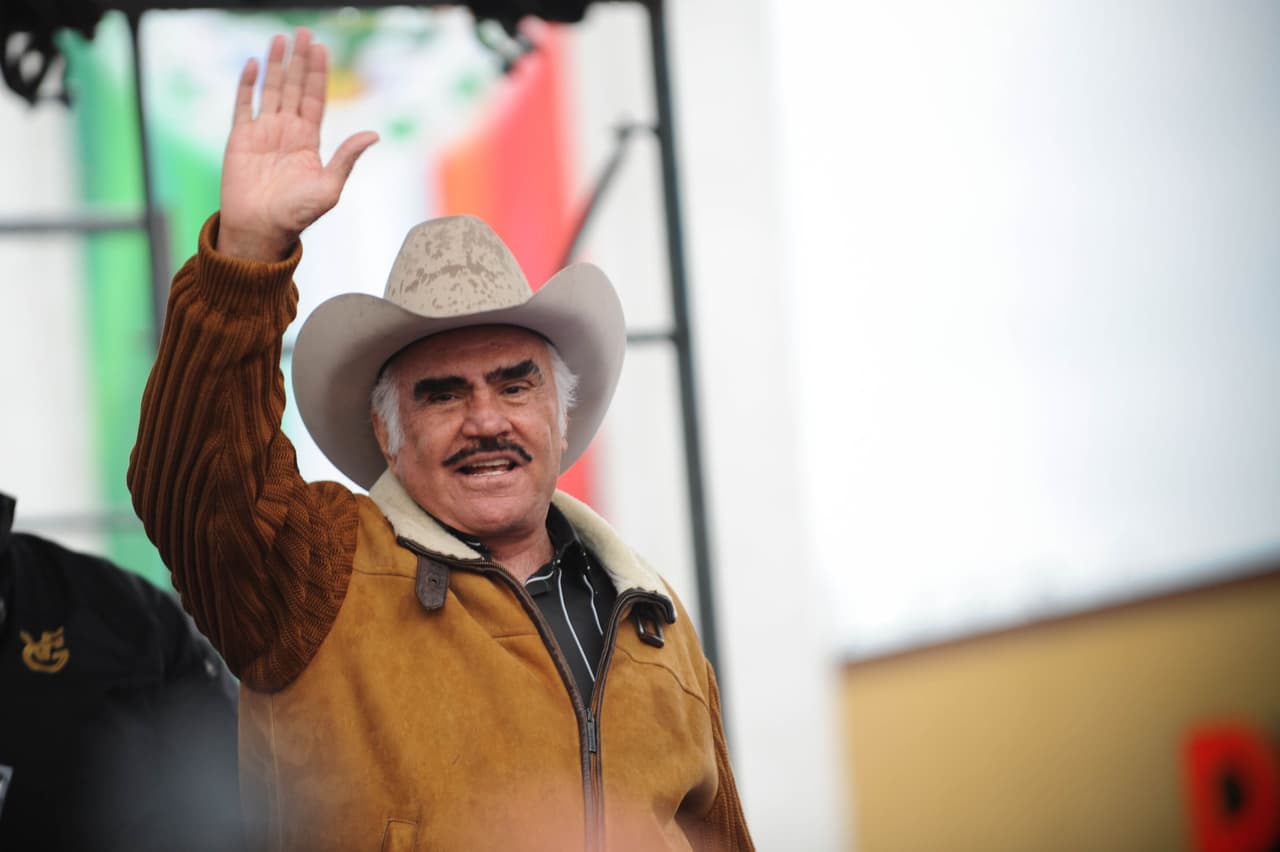 Y
<b>con una poderosa interpretación de '</b>El hijo del pueblo',
<b> </b>don Vicente Fernández se marchó de La Villita, donde su nombre hoy resuena más que nunca.