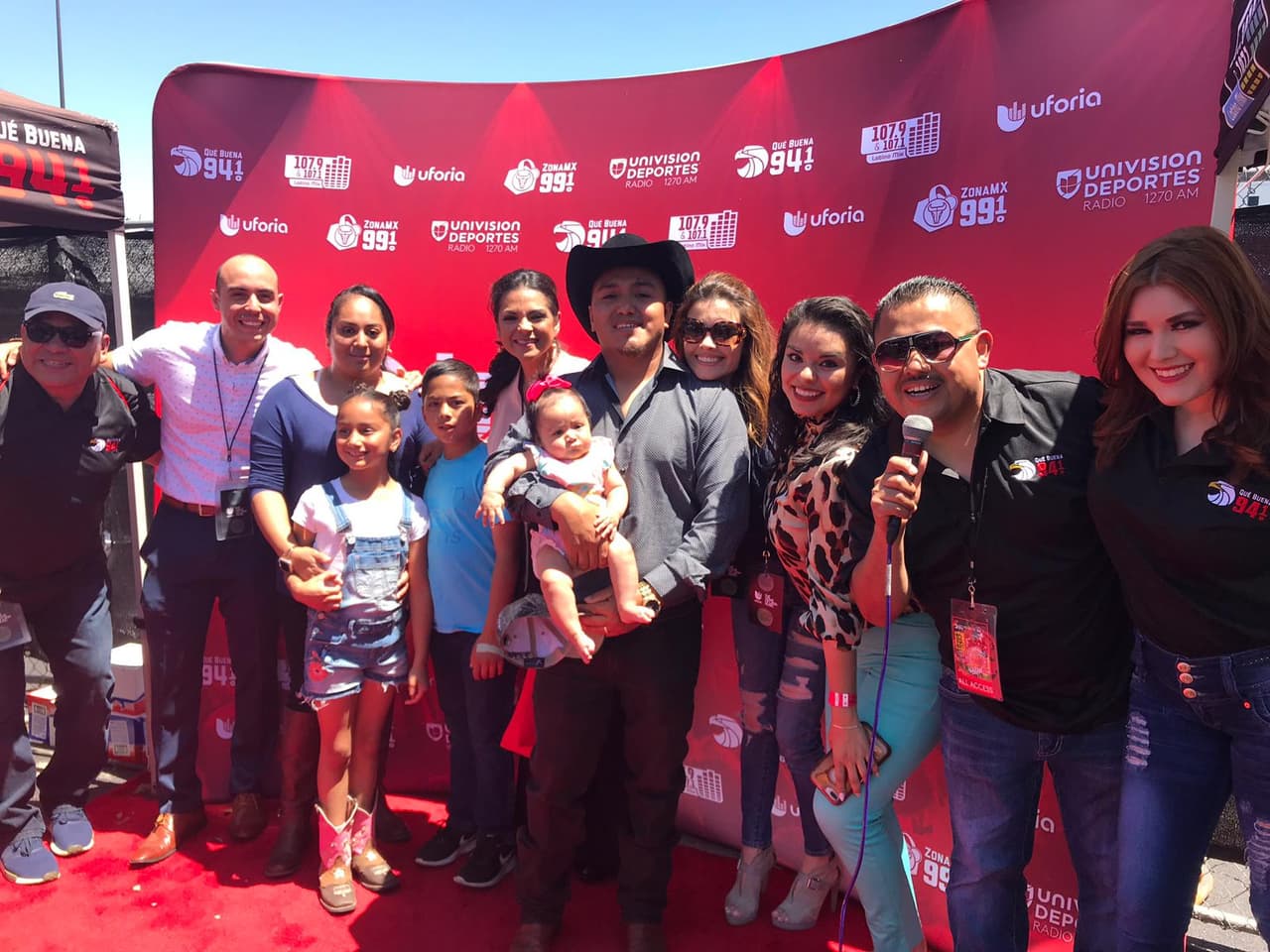 Aquí parte del grupo de Univisión 23 DFW posa con uno de los artistas del Festival.