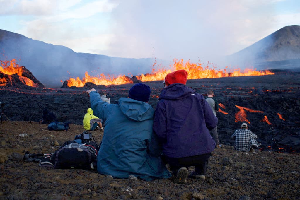 Este jueves, un valle deshabitado a unas 25 millas (40 km) de Reikiavik, la capital de Islandia, se ha llegado de curiosos que vienen a ver una nueva erupción a través de una grieta volcánica.