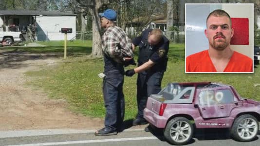 Arrestan a conductor que manejaba un auto de juguete color rosa