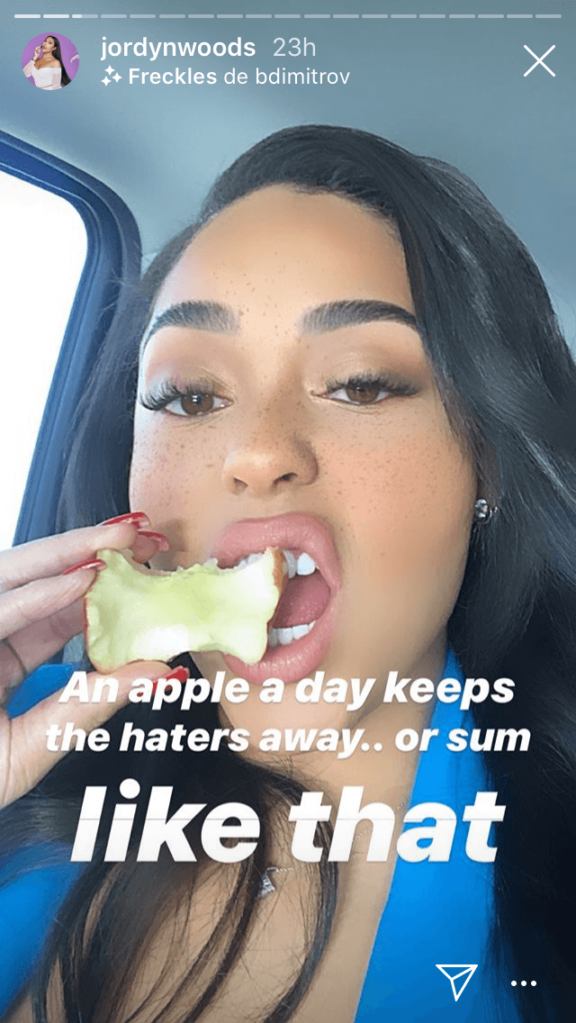 La imagen la acompañó con el siguiente mensaje: "Una manzana al día mantiene
<b> <a href="https://www.univision.com/famosos/fue-dificil-y-no-estaba-segura-como-decidio-kylie-jenner-terminar-la-amistad-con-jordyn-woods-por-su-bien-fotos" target="_blank">alejados a los que odian</a></b>... o algo así".
<br>