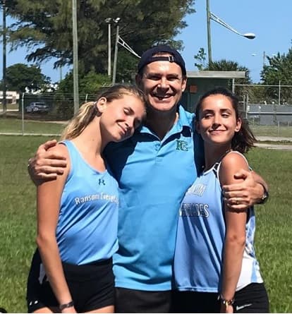 Alan Tacher viajó a la Ciudad de México por trabajo, sin embargo, regresó a tiempo a Florida para estar presente en la competencia de su hija Nicole. Alan es un papá comprometido que trata de pasar el mayor tiempo posible con sus cinco hijos.
<br>