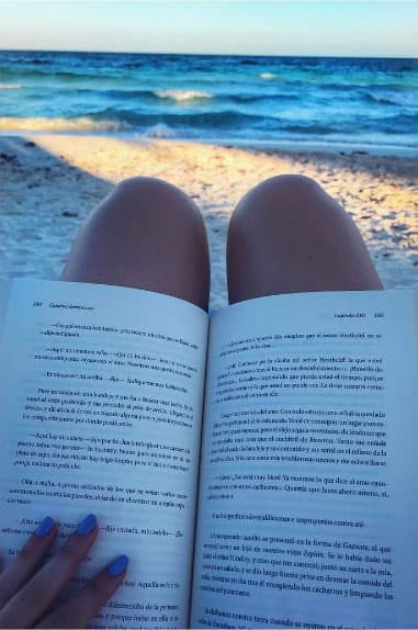 Una de sus pasiones es leer, y qué mejor que hacerlo en la playa.